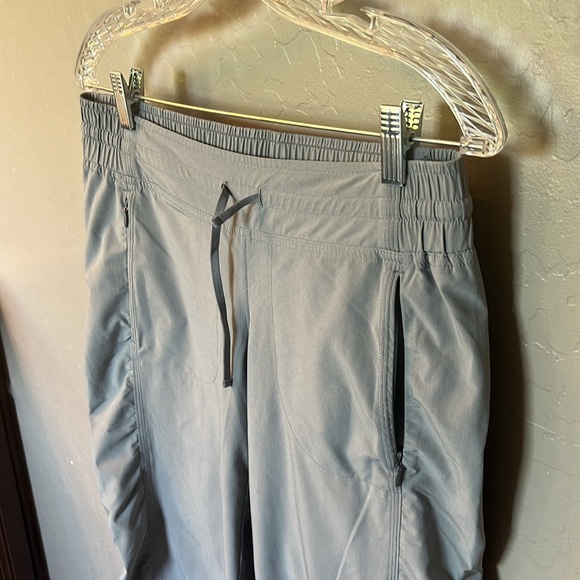 ATHLETA grey jogger pant!  EUC! Size 4P. - Picture 2 of 7